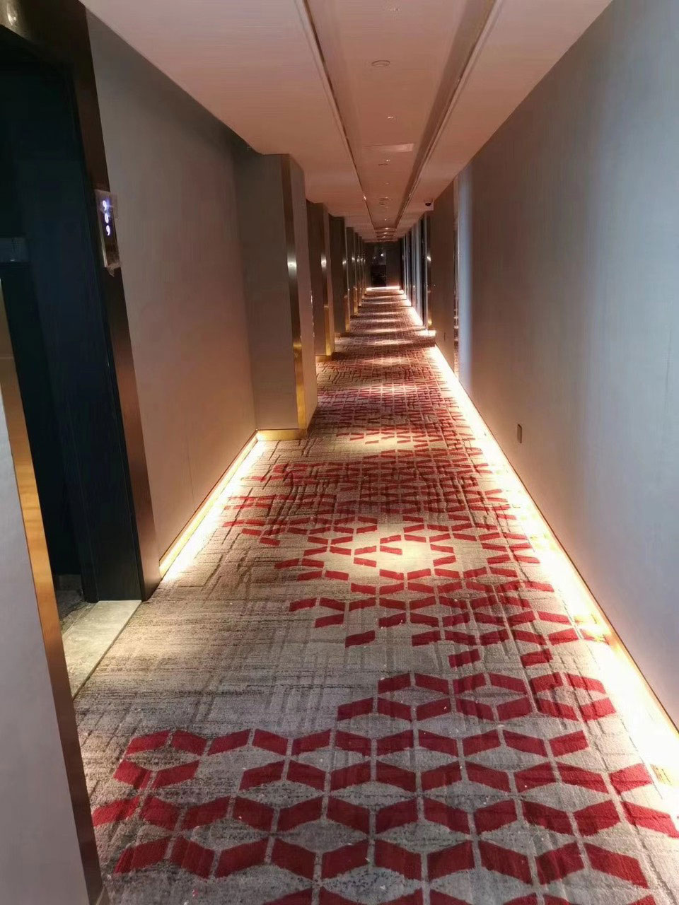 Thảm trải hành lang khách sạn màu đỏ đẹp