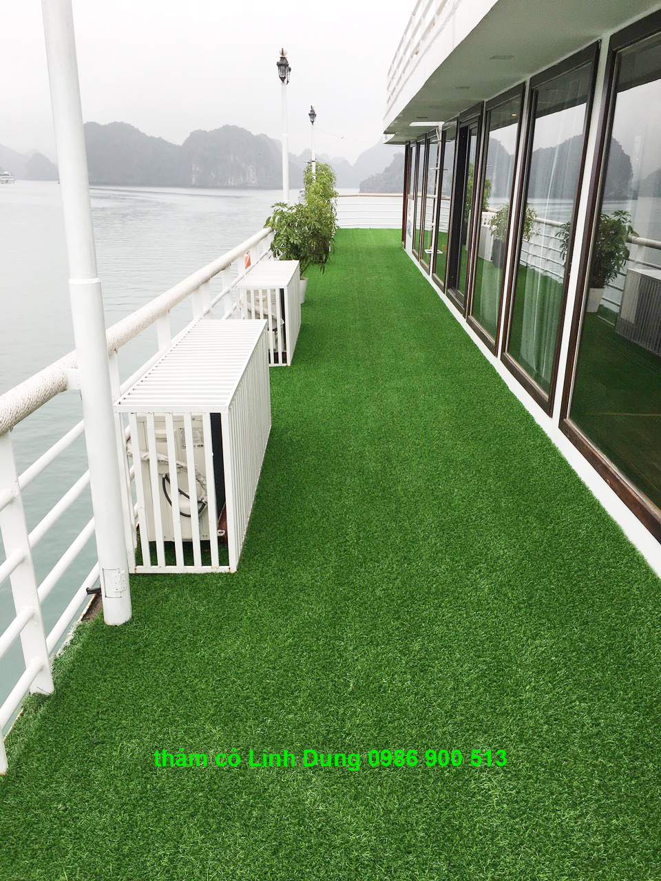 thảm cỏ trải nhà hàng du thuyền